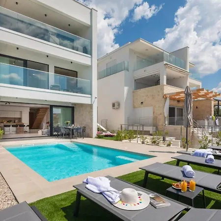 Luxury Beachfront L'amour With Heated Pool Near Sibenik