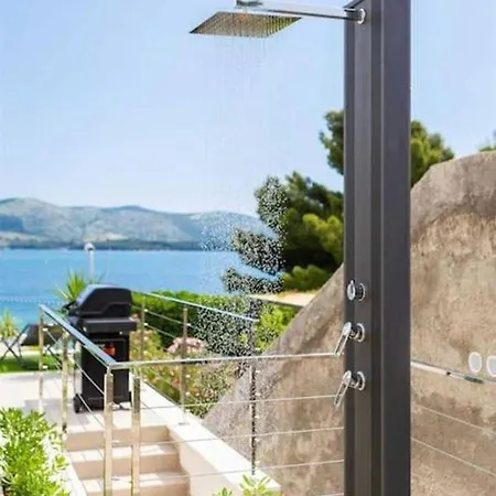 Luxury Beachfront L'amour With Heated Pool Near Sibenik וילה ז'אבוריץ'
