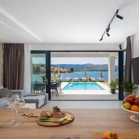 Luxury Beachfront L'amour With Heated Pool Near Sibenik וילה