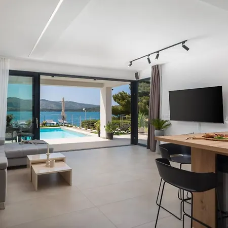 Luxury Beachfront L'amour With Heated Pool Near Sibenik
