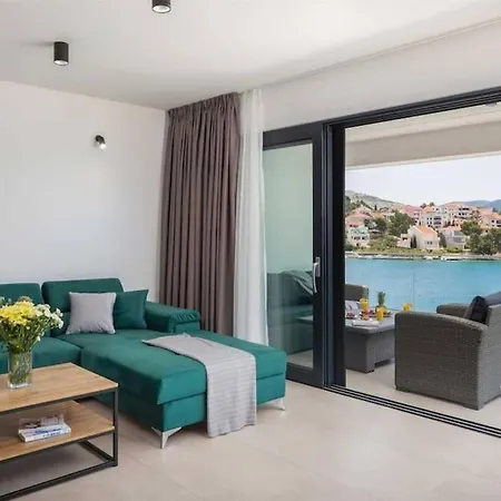 Luxury Beachfront L'amour With Heated Pool Near Sibenik
