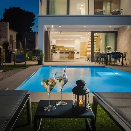Luxury Beachfront L'amour With Heated Pool Near Sibenik וילה *